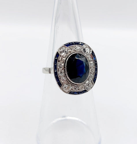 50 Bague pompadour Art déco en or blanc, saphir et diamants 58 Facettes A07580