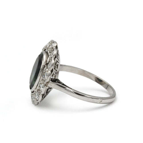 54 Bague marguerite en or blanc, diamants et saphir 58 Facettes SA029