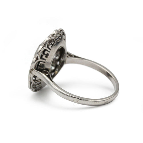 54 Bague marguerite en or blanc, diamants et saphir 58 Facettes SA029