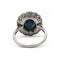 54 Bague marguerite en or blanc, diamants et saphir 58 Facettes SA029