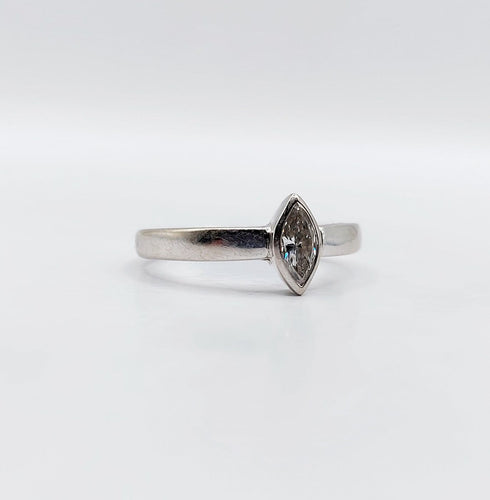 52.5 Bague solitaire en or blanc et diamant taille marquise 58 Facettes A07558