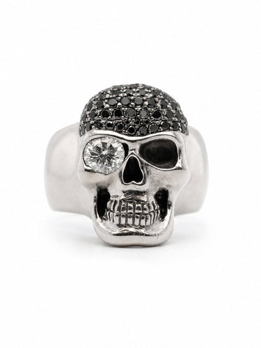 64 Bague tête de mort en or gris et diamants 58 Facettes 40