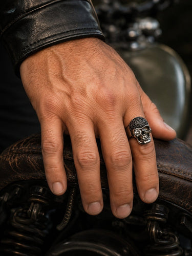 64 Bague tête de mort en or gris et diamants 58 Facettes 40