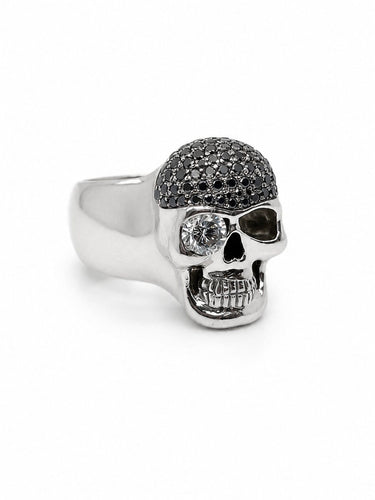 64 Bague tête de mort en or gris et diamants 58 Facettes 40