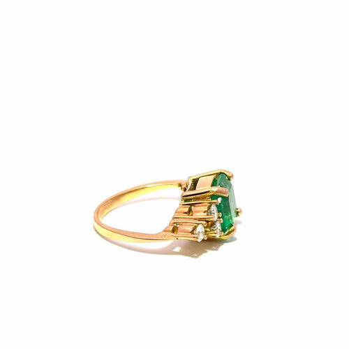 55 Bague en or jaune avec émeraude colombienne et diamants 58 Facettes 50481