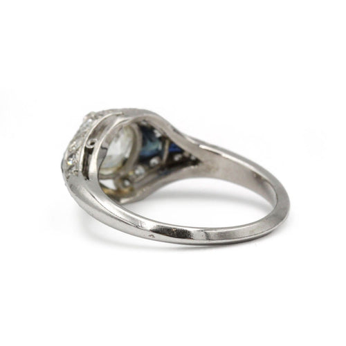 54 Art déco - Bague en platine, diamant central et saphirs 58 Facettes SA024