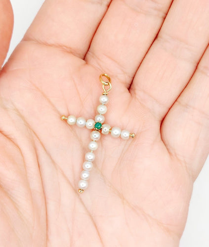 Pendentif croix vintage en or 18k, perles et émeraudes 58 Facettes A07501