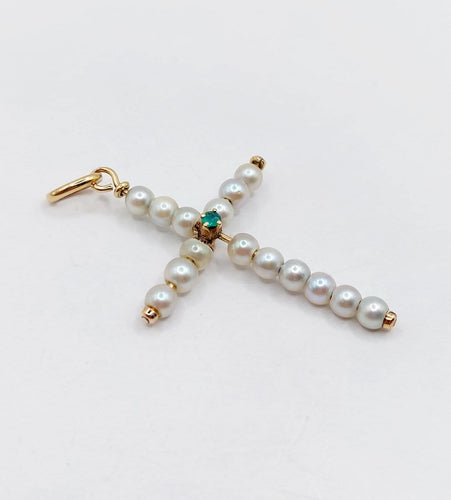 Pendentif croix vintage en or 18k, perles et émeraudes 58 Facettes A07501