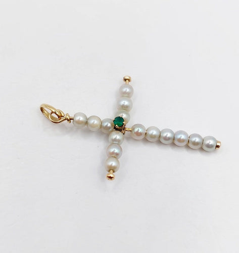 Pendentif croix vintage en or 18k, perles et émeraudes 58 Facettes A07501