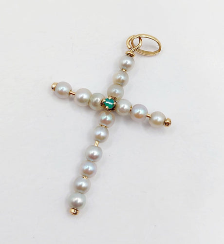 Pendentif croix vintage en or 18k, perles et émeraudes 58 Facettes A07501
