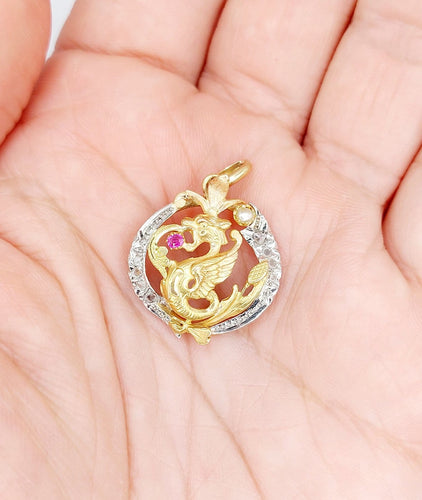 Pendentif chimère en or rose, platine, diamants, perle et rubis 58 Facettes A07495