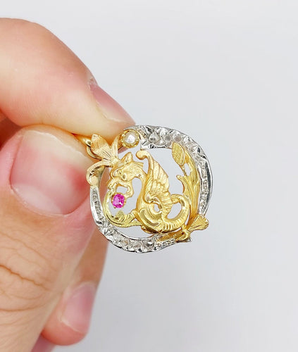 Pendentif chimère en or rose, platine, diamants, perle et rubis 58 Facettes A07495