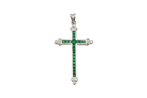 Pendentif croix en or blanc, émeraudes et diamants 58 Facettes 12400