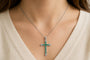 Pendentif croix en or blanc, émeraudes et diamants 58 Facettes 12400