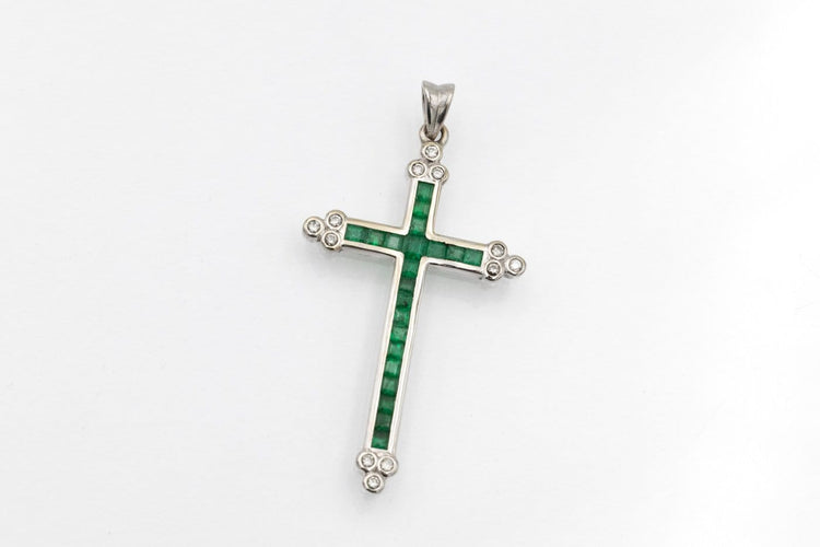 Pendentif croix en or blanc, émeraudes et diamants 58 Facettes 12400
