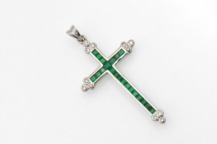 Pendentif croix en or blanc, émeraudes et diamants 58 Facettes 12400