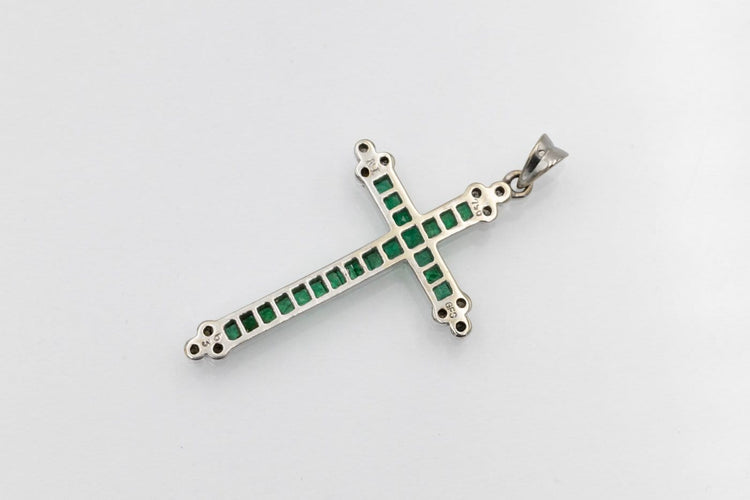 Pendentif croix en or blanc, émeraudes et diamants 58 Facettes 12400