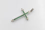 Pendentif croix en or blanc, émeraudes et diamants 58 Facettes 12400