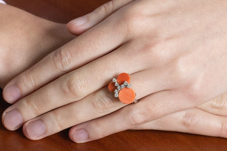 52 Bague cocktail en or blanc avec corail et diamants 58 Facettes 13415