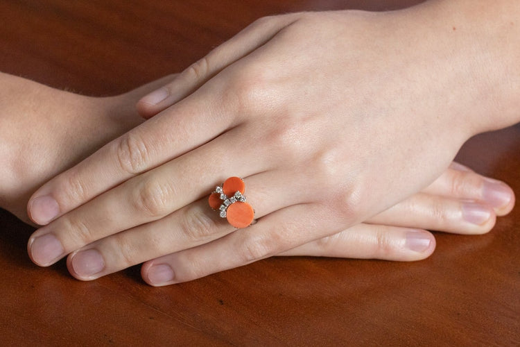 52 Bague cocktail en or blanc avec corail et diamants 58 Facettes 13415