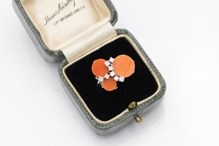 52 Bague cocktail en or blanc avec corail et diamants 58 Facettes 13415