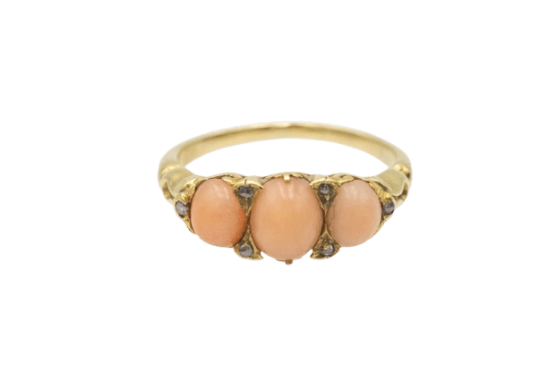 48 Bague édouardienne en or jaune, corail et diamants 58 Facettes 11544