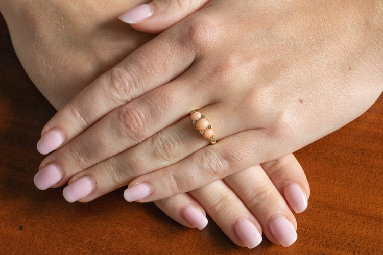 48 Bague édouardienne en or jaune, corail et diamants 58 Facettes 11544
