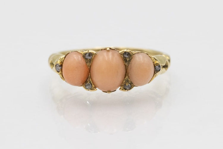 48 Bague édouardienne en or jaune, corail et diamants 58 Facettes 11544