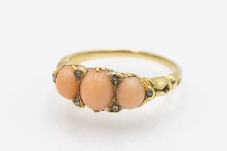48 Bague édouardienne en or jaune, corail et diamants 58 Facettes 11544
