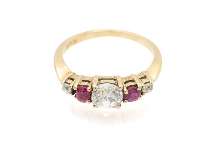 55 Bague en or jaune avec diamants anciens et rubis synthétiques 58 Facettes 13442