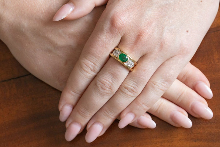 54 Bague chevalière française en or jaune, émeraude et diamants 58 Facettes KPL1