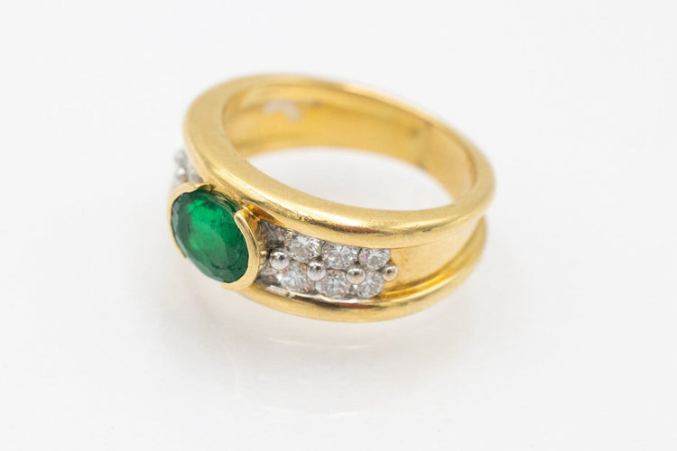 54 Bague chevalière française en or jaune, émeraude et diamants 58 Facettes KPL1