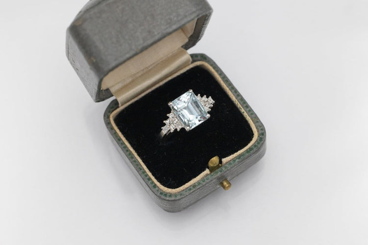 53 Bague en or blanc 18 carats, aigue-marine et diamants 58 Facettes 13477