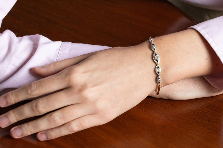 Bracelet géométrique en or jaune et blanc, diamants et saphirs 58 Facettes 13414