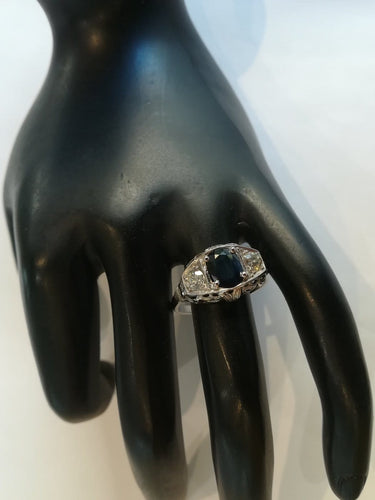 55 Bague Art déco en or blanc, saphir et diamants 58 Facettes 01181
