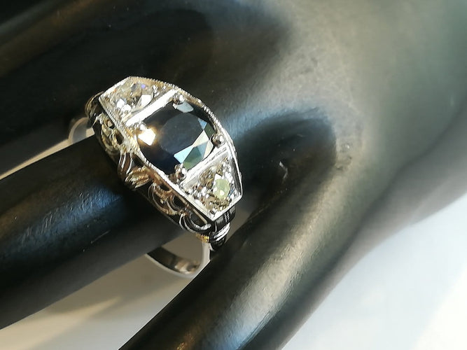 55 Bague Art déco en or blanc, saphir et diamants 58 Facettes 01181
