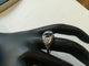 55 Bague Art déco en or blanc, saphir et diamants 58 Facettes 01181
