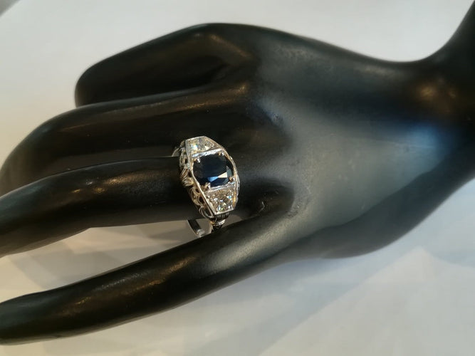 55 Bague Art déco en or blanc, saphir et diamants 58 Facettes 01181