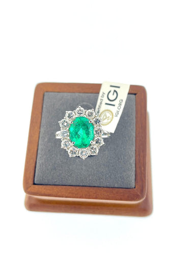 55 Bague Halo en or blanc avec émeraude et diamants 58 Facettes A2084