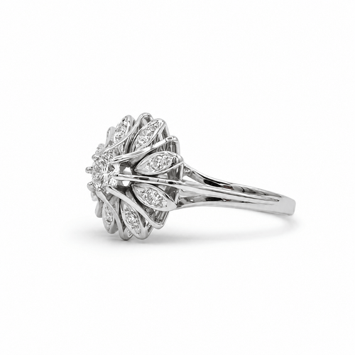 55 Bague marguerite en or blanc et diamants 58 Facettes 1.0001426/1