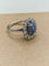 53 Bague marguerite en or blanc, saphir de Ceylan et diamants 58 Facettes CV-087