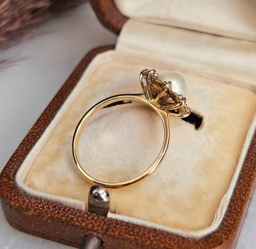 53 Bague en or jaune avec perle et diamants 58 Facettes 739