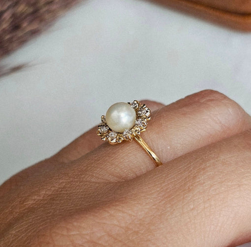53 Bague en or jaune avec perle et diamants 58 Facettes 739