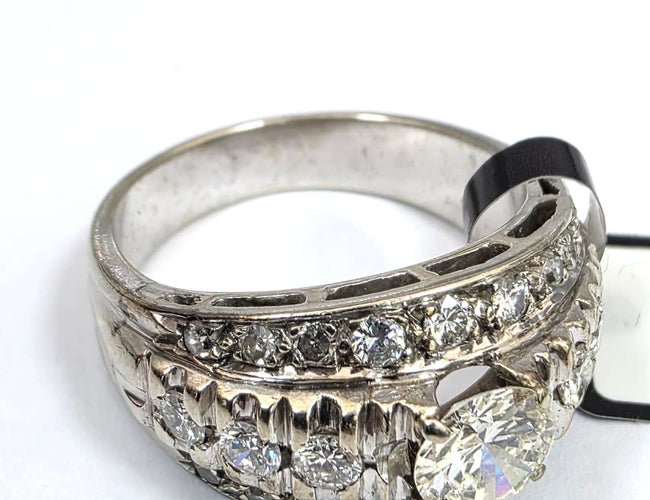 58 Bague en or blanc 18 ct et diamants 58 Facettes 773 D OC