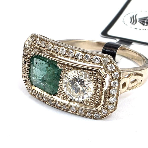 53 Bague en or jaune 18 kt avec diamants et émeraude 58 Facettes 418/26 A