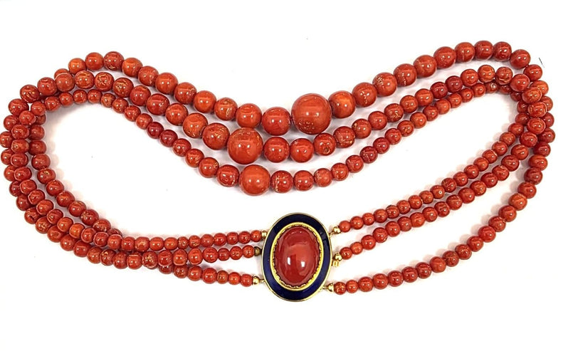 Collier trois rangs en corail avec fermoir en or jaune 18 kt 58 Facettes 221/26 H 114/26