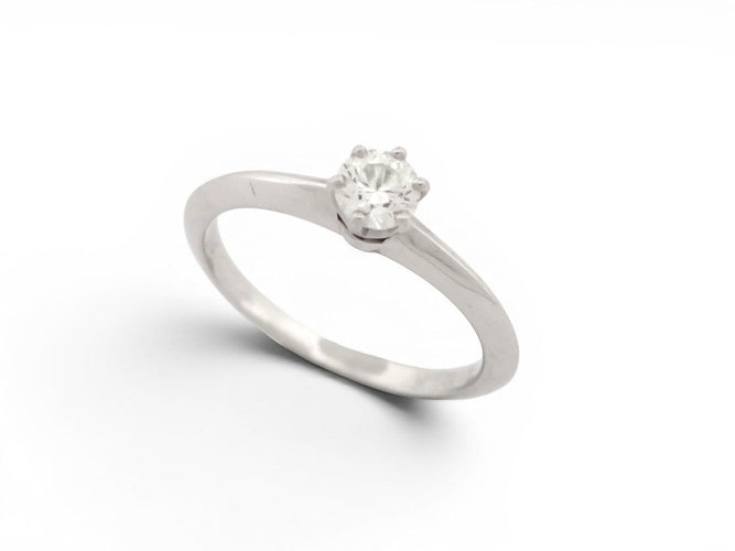 49 Tiffany & Co - Bague solitaire en platine et diamant 58 Facettes 275031