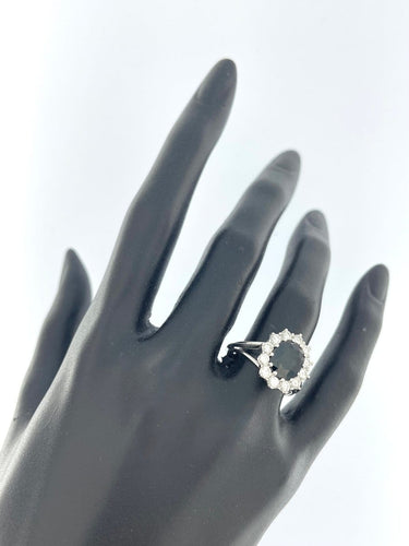 56 Bague cocktail en or blanc avec saphir et diamants 58 Facettes A2091