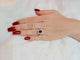 56 Bague cocktail en or blanc avec saphir et diamants 58 Facettes A2091