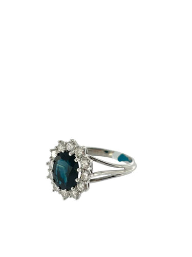 56 Bague cocktail en or blanc avec saphir et diamants 58 Facettes A2091